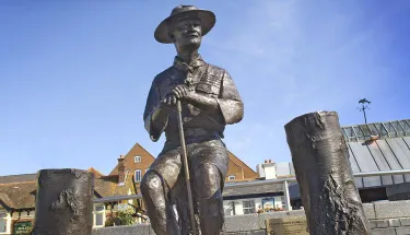 Estatua de Robert Baden-Powell en Poole, Dorset. Inglaterra